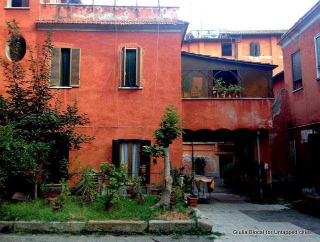 hidden courtyard via degli orti d'alimbert trastevere roma