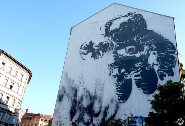 Victor Ash astronaut street art in berlin